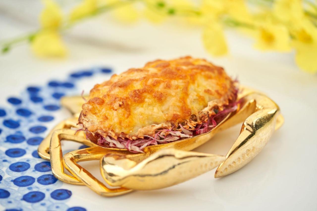 Hong Kong Gold Coast Hotel Exterior photo A crab-shaped crab cake