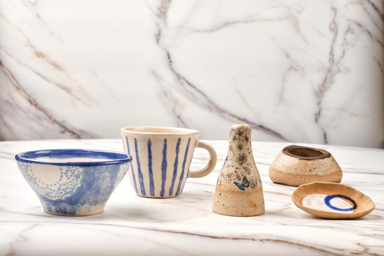 Hong Kong Gold Coast Hotel Exterior photo Ceramic tableware