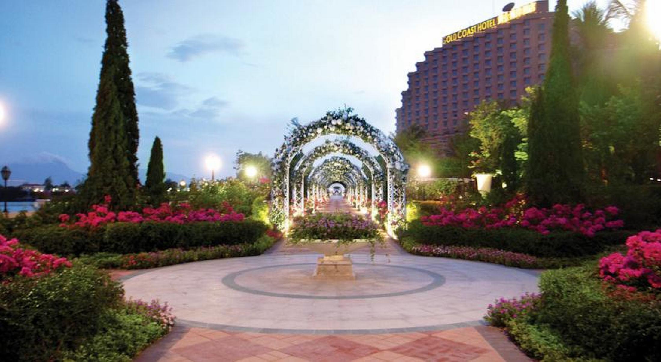 Hong Kong Gold Coast Hotel Exterior photo Rose Garden